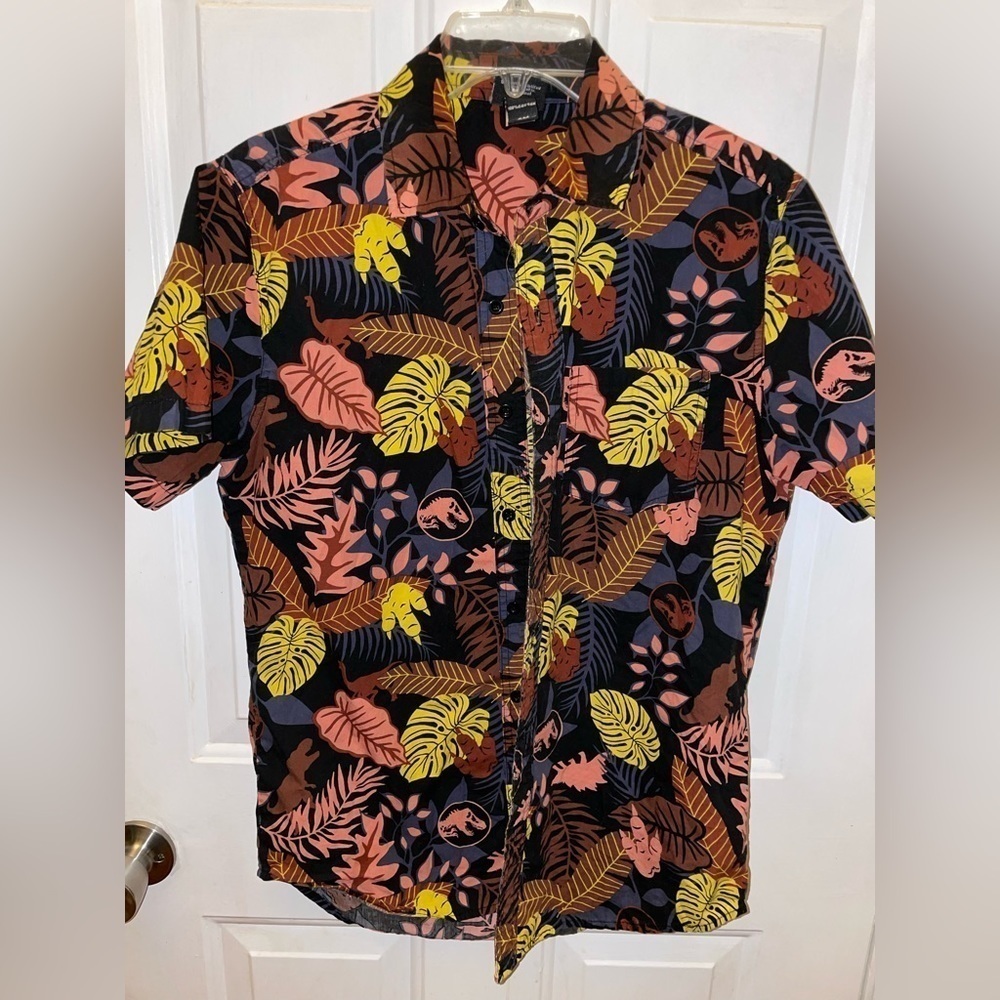 Jurassic World Universal Studios button down shirt. Size Small.